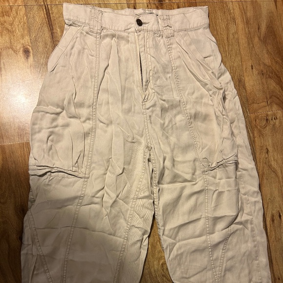 Urban Outfitters beige light cargo pants - Picture 3 of 6